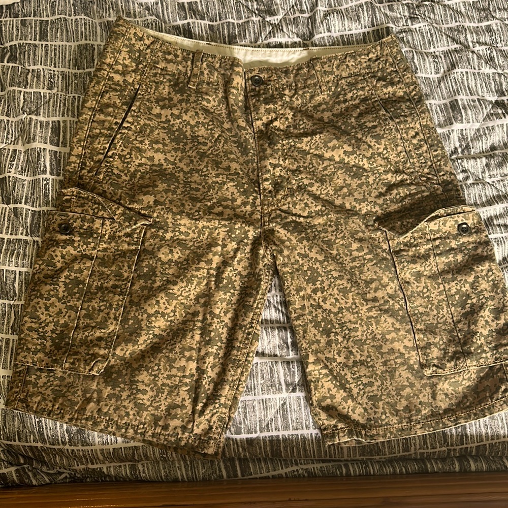 Levi’s men’s size 35 camo cargo shorts